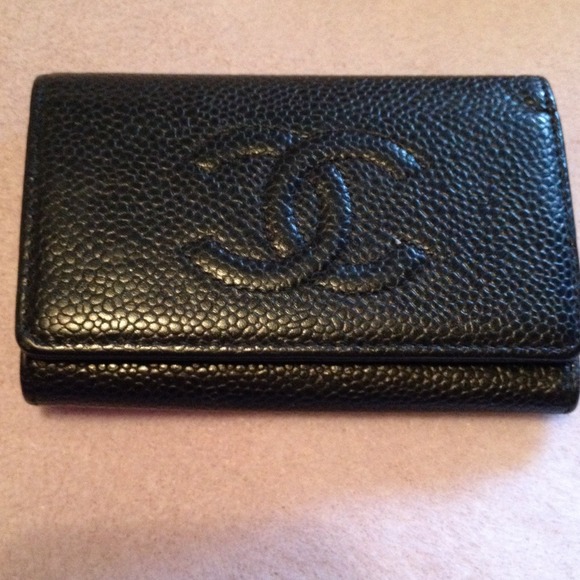 Authentic CHANEL caviar leather key holder/CC/ID