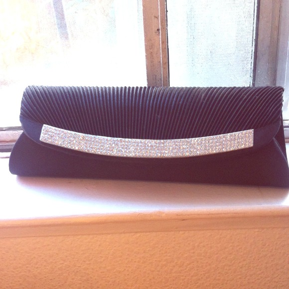 Black bedazzling clutch