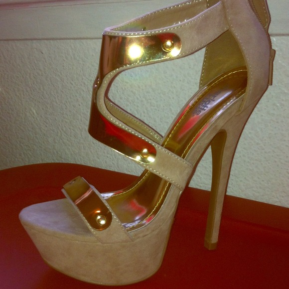 Creamy / gold heels