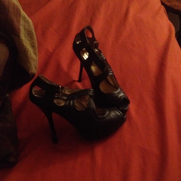Black heels - Picture 3 of 4