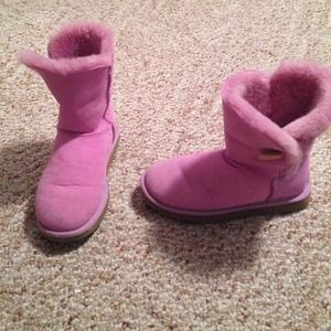 Pink bailey button uggs size 6