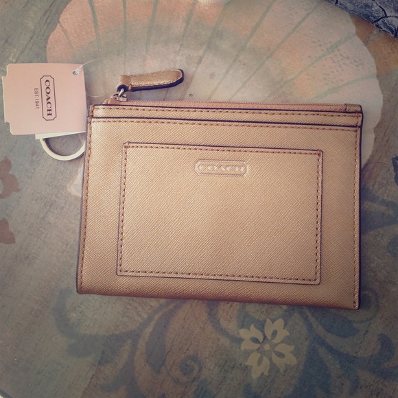 🆕©👝 Darling COACH wallet with key chain.