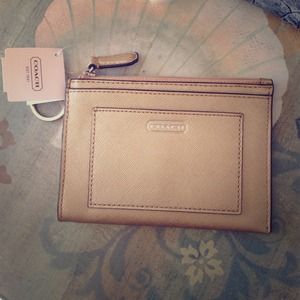 🆕©👝 Darling COACH wallet with key chain.