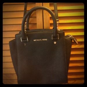 ✋ON HOLD✋Michael Kors Large Selma Messenger