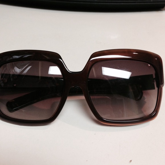 ❤️❤️SOLD❤️❤️💯 Authentic Fendi Sunglasses