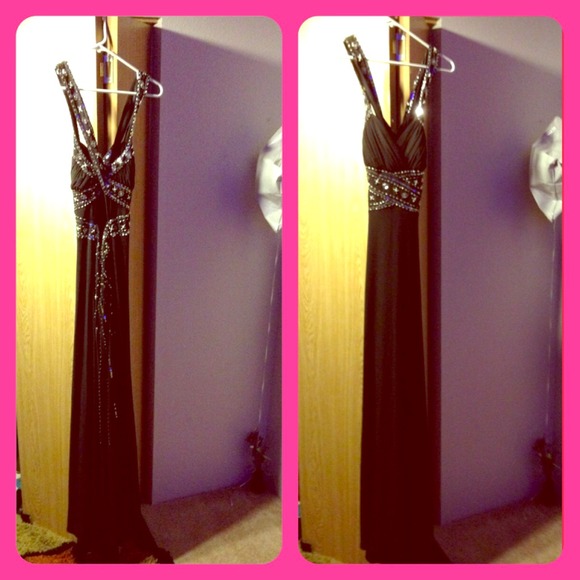 Super cute long black dress! 💋