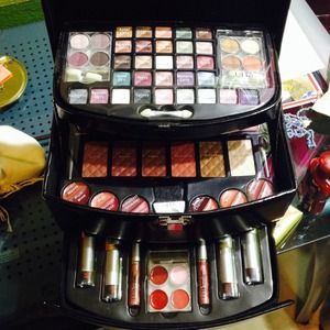 BRAND NEW Make Up Set