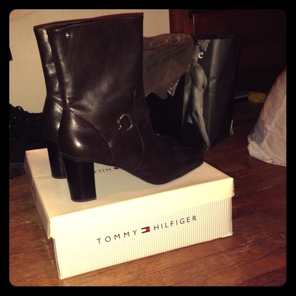 Tommy Hilfiger booties brown