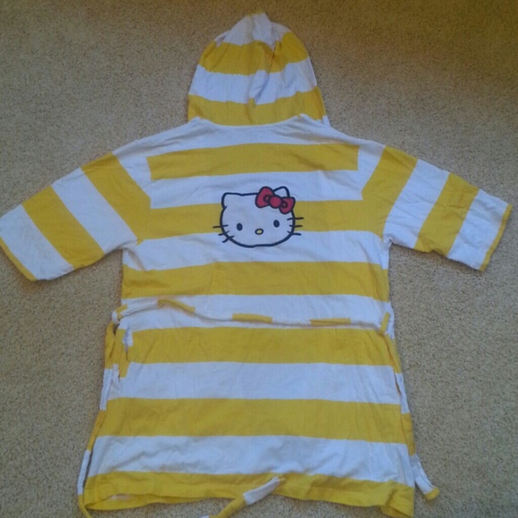 *SOLD IN BUNDLE* Hello Kitty Robe