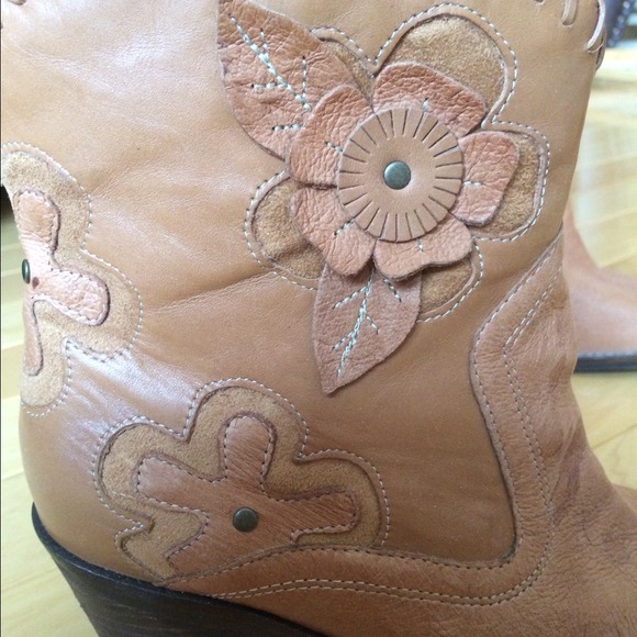 Mia Cowboy Style Boots in Light Brown - Picture 2 of 4