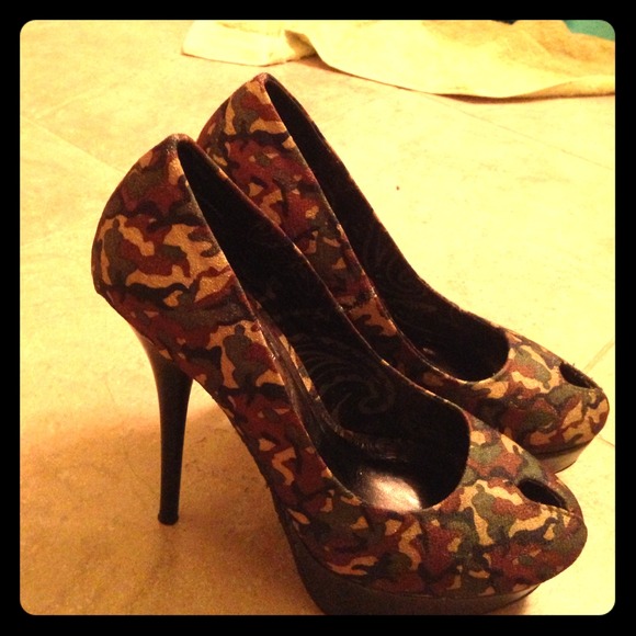 Dollhouse Shoes - Dollhouse army print pumps