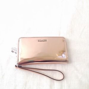 ✨Coach Legacy Mirror Metallic Phone Wristlet✨