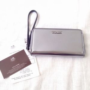 🔱Coach Legacy Mirror Metallic Phone Wristlet🔱