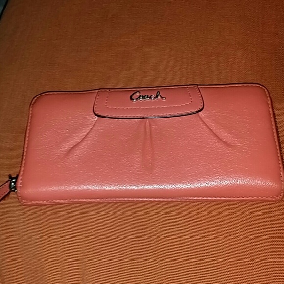 **ON HOLD @deesfinerthings* Authentic Coach Wallet