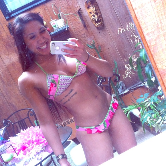 Bikinis - Picture 1 of 3