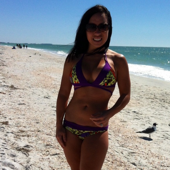 Bikinis - Picture 3 of 3