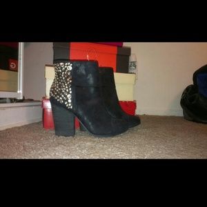 Brand new cosmopolitan suede boots!