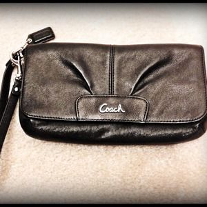 ⚡️PRICE REDUCED⚡️Coach Leather Wristlet (Large).