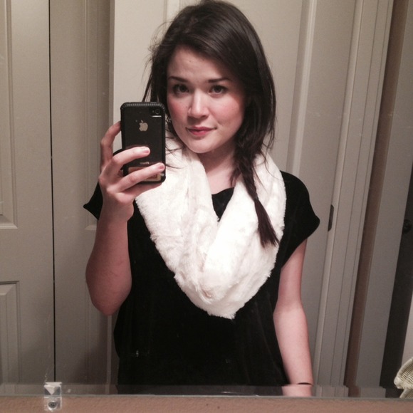 NWOT Plush infinity scarf from Nordstroms - Picture 2 of 2