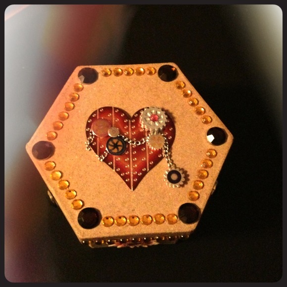 "Stone heart" Vintage accessory box.