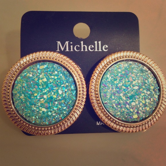 🚫SOLD🚫Blue crystal and gold earrings :)