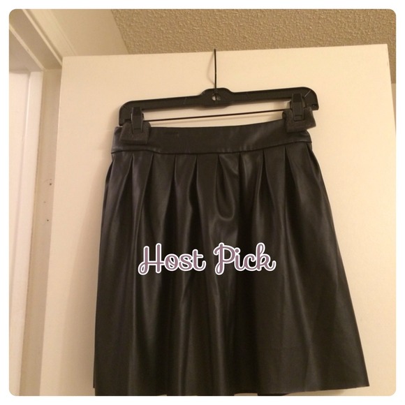 bebe Dresses & Skirts - ✅Sold in Bundle✅🎉HOST PICK🎉🎉Bebe Pleated Skirt