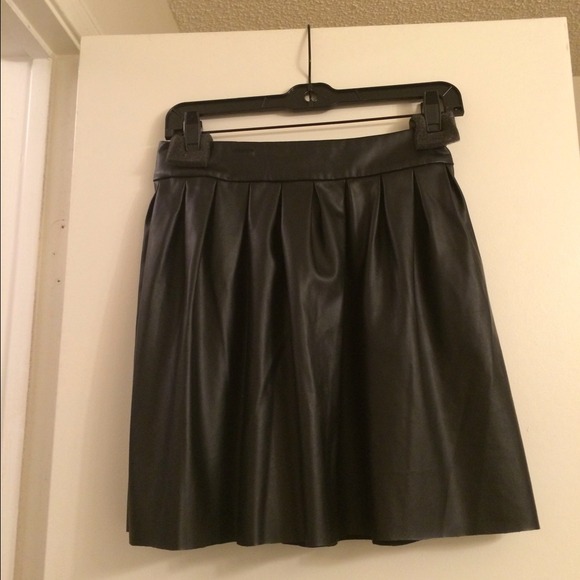 ✅Sold in Bundle✅🎉HOST PICK🎉🎉Bebe Pleated Skirt - Picture 2 of 2