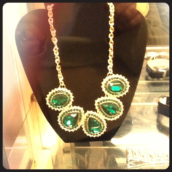 Faux emerald chunky necklace