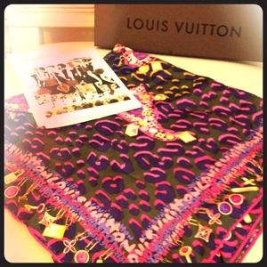 100% silk scarf by Louis Vuitton!
