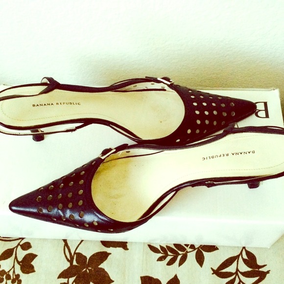 ⬇️Banana Republic Perf Slingback⬇️