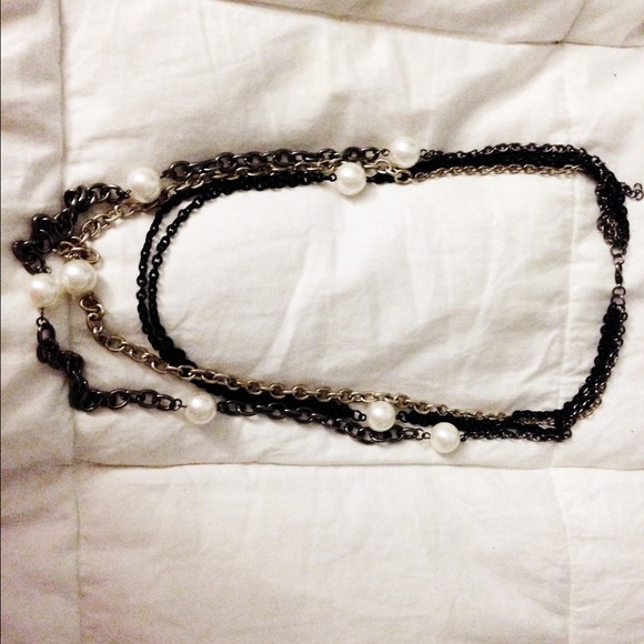 Black & white accent piece necklace. - Picture 3 of 4