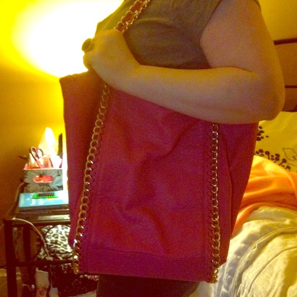 Fuchsia tote with chain detail - Picture 1 of 2