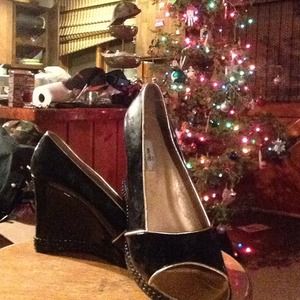 Black and gold wedges