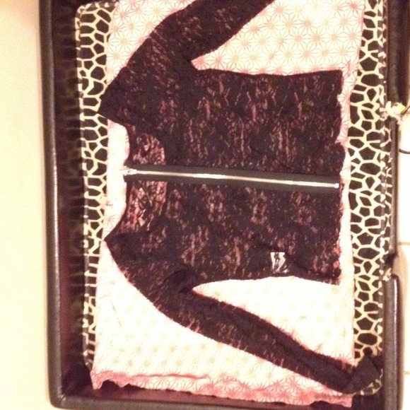 Laced black top - Picture 2 of 2
