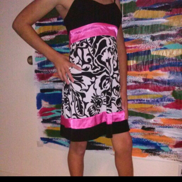 Dress - Picture 3 of 3