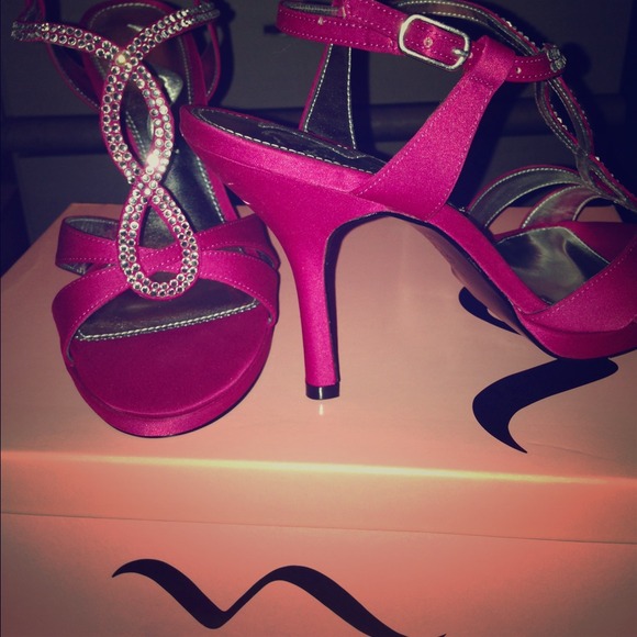 Super cute Nina heels! 👠