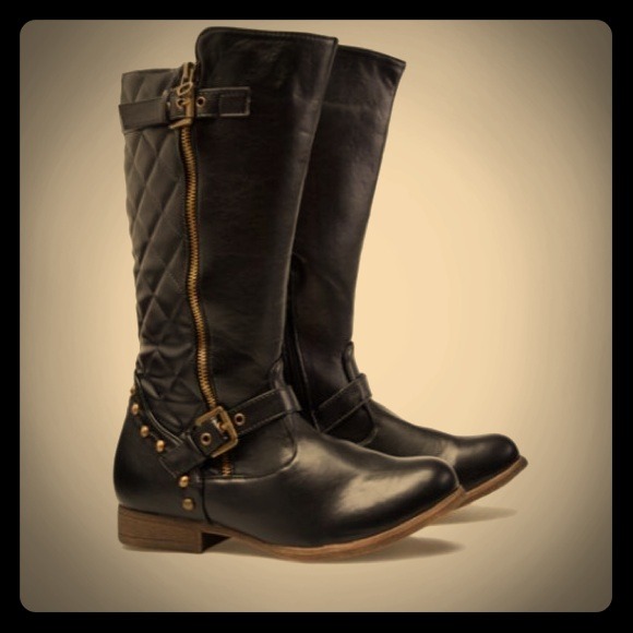 Boots - 🎉Reduced🎉New! Black quilted boots sz 8