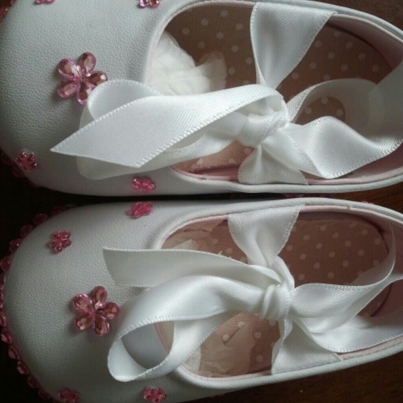 RHINESTONE BABY FLOWER SHOES:)