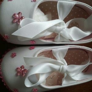 RHINESTONE BABY FLOWER SHOES:)