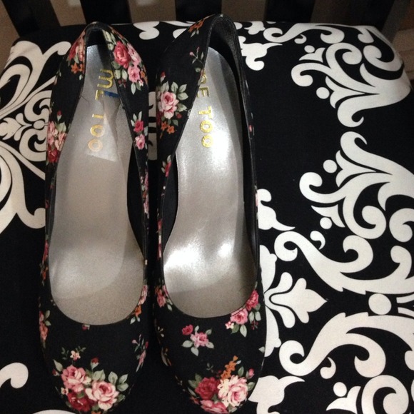 Me Too heels size 7 worn for a few hours