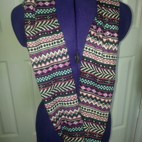 $8....NWOT tribal infinity scarf