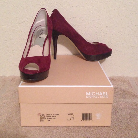 💥host pick 4/1 & 7/4💥Michael kors York heels
