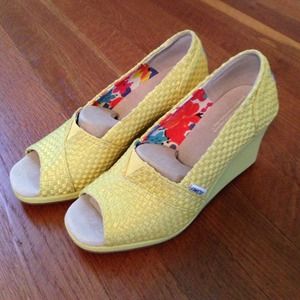 NIB Toms Wedge Yellow Savannah. Size 8
