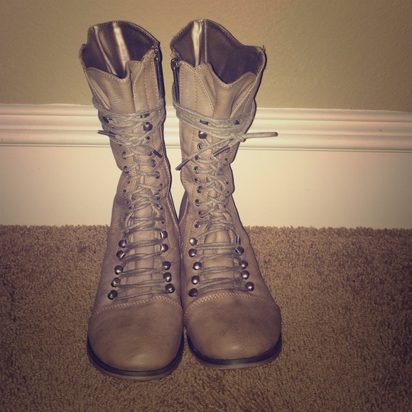 ❌❌❌❌sold Vintage style tan lace up boots