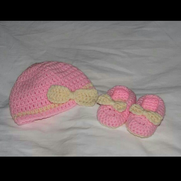 Handmade crochet bow hat and booties