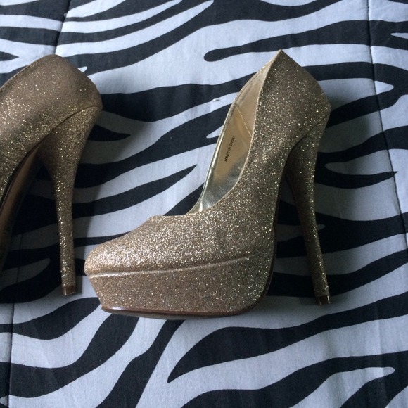 Gold Pumps❌SOLD❌ - Picture 3 of 3