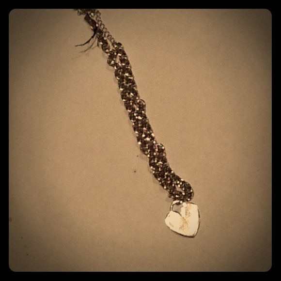 I'm selling a heart necklace.