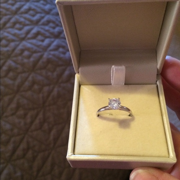 White gold 10k ring cubic z size 7