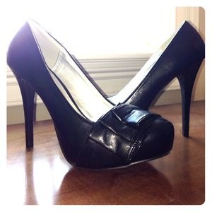 Charlotte Russe black closed toe pumps