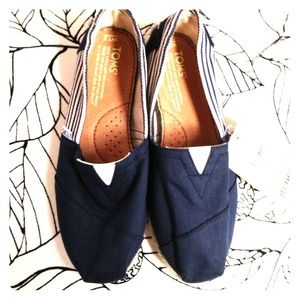 TOMS 7.5 fit 7 navy blue with stripes Price FIRM.
